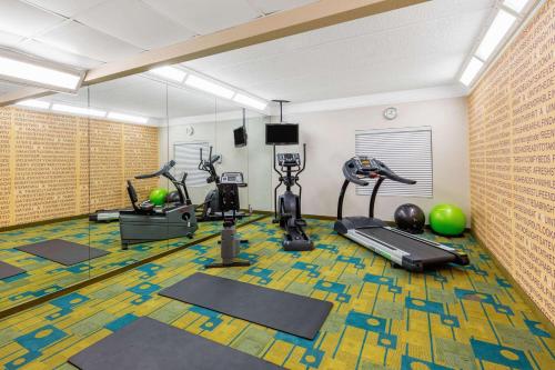 a gym with treadmills ellipticals and exercise machines at La Quinta by Wyndham Ft. Lauderdale Plantation in Plantation