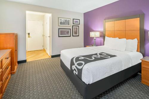 Letto o letti in una camera di La Quinta by Wyndham Baton Rouge Siegen Lane