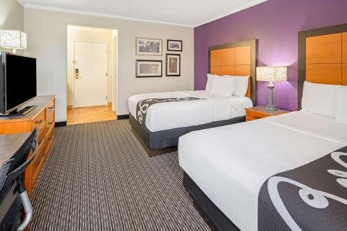 Letto o letti in una camera di La Quinta by Wyndham Baton Rouge Siegen Lane