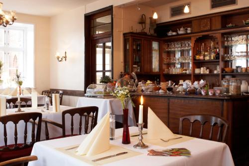 ห้องอาหารหรือที่รับประทานอาหารของ Hotel Zur Linde