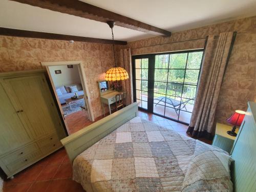 sypialnia z dużym łóżkiem i dużym oknem w obiekcie Boutique Vila Artemide w Połądze