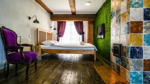 1 dormitorio con cama y ventana en Blacksmith Old Town Apartments en Tallin