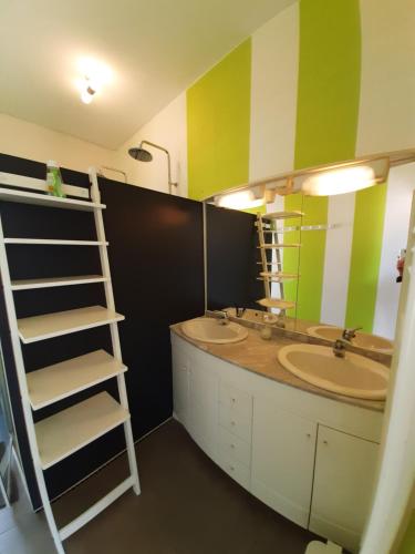 a bathroom with two sinks and a mirror at CLOS DE L'OCEAN 2 - maison 3 chambres à 300 m de la plage in Saint-Jean-de-Monts