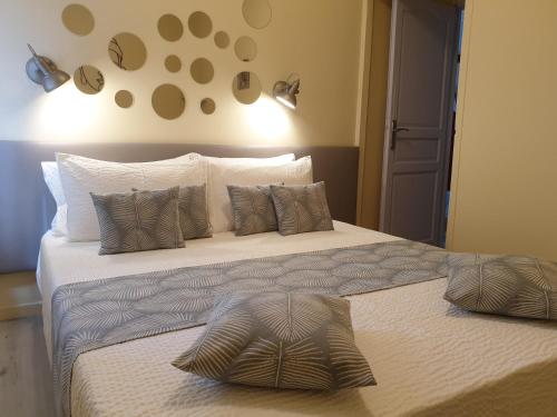 une chambre avec un grand lit avec deux oreillers dans l'établissement Gîte MARIUS, à Druillat