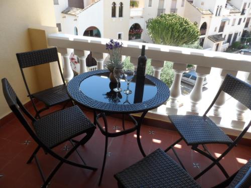 - Balcón con mesa y sillas en Indalomar apt, en Los Alcázares