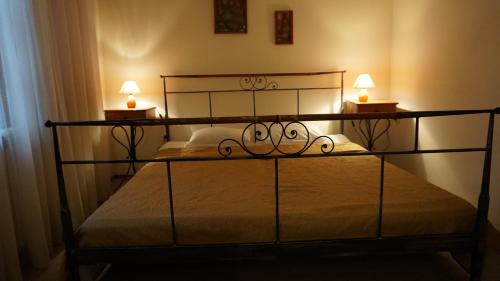 1 dormitorio con 1 cama con 2 lámparas en Хотел-Ресторант Тиролиа, en Gorna Oryakhovitsa
