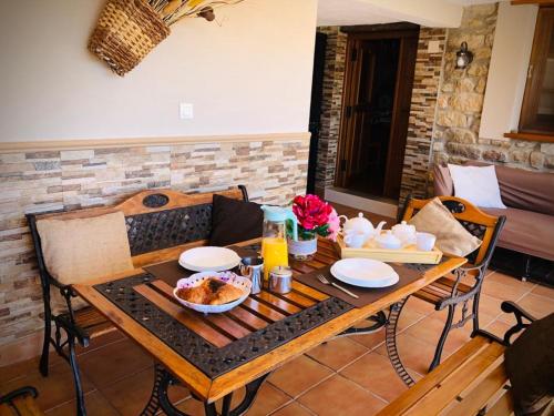 Casa Rural Juntana في Abionzo: طاولة خشبية عليها طعام