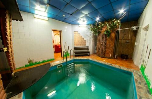 una piscina en medio de una habitación en Hotel-restaurant complex S Legkim Parom, en Brovary