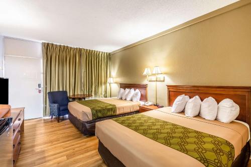 Ένα ή περισσότερα κρεβάτια σε δωμάτιο στο Econo Lodge Lake City-North