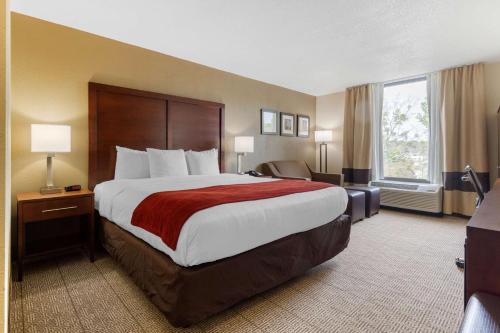 מיטה או מיטות בחדר ב-Comfort Inn & Suites Durham near Duke University