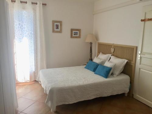 Ένα ή περισσότερα κρεβάτια σε δωμάτιο στο Villa Colombier