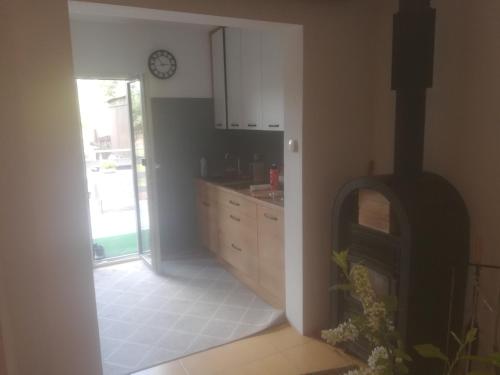 Kuchyňa alebo kuchynka v ubytovaní Domek u Kasi w Siemianach z balią i sauną