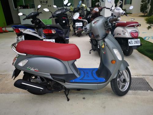 a row of scooters parked next to each other at 鑫河小棧 in Magong