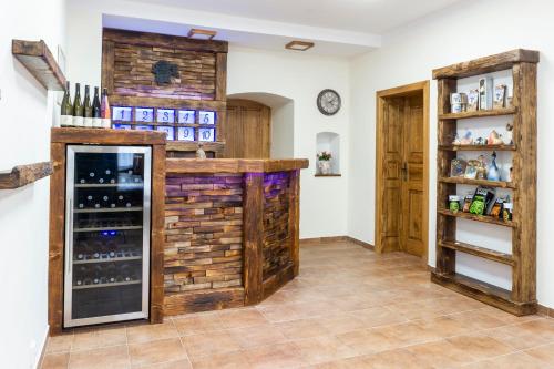 uma sala de degustação de vinhos com uma parede de tijolos em Penzion Růže em Benešov nad Ploučnicí