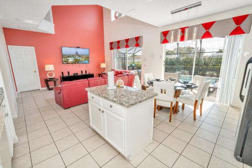 Dapur atau dapur kecil di Disney Dream with Hot Tub, Pool, Xbox, Games Room, Lakeview, 10 min to Disney, Clubhouse