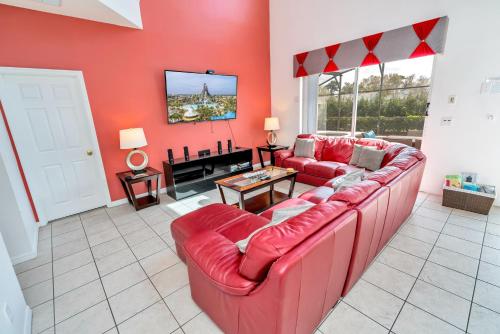 Ruang duduk di Disney Dream with Hot Tub, Pool, Xbox, Games Room, Lakeview, 10 min to Disney, Clubhouse