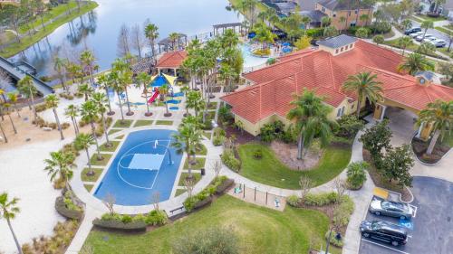 Disney Dream with Hot Tub, Pool, Xbox, Games Room, Lakeview, 10 min to Disney, Clubhouse photo 8