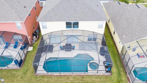 Kolam renang di atau dekat dengan Disney Dream with Hot Tub, Pool, Xbox, Games Room, Lakeview, 10 min to Disney, Clubhouse