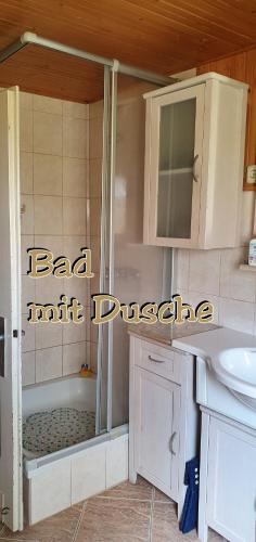 a bathroom with a bath tub and a sink at Landhaus "Kühler Morgen", Komfortable 65 qm FeWo mit gehobener Ausstattung, Garten, baby- und kindgerecht in Saalburg-Ebersdorf