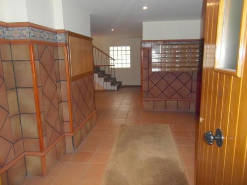 un pasillo con puertas de madera y cristal y una escalera en B47 - Casa Chispa Dúplex - Villmor, en Benasque