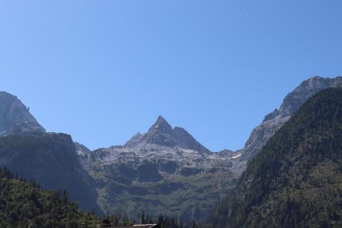 a view of a mountain range with a blue sky at Ferienwohnungen Knippschild in Lofer
