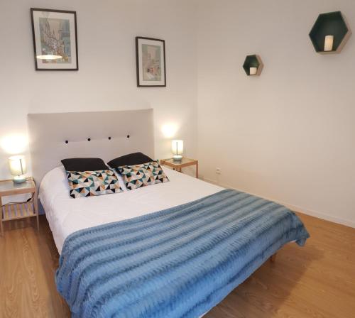 1 dormitorio con 1 cama grande con manta azul en Grand T3 Neuf Résidence Centre Proche Gare Vannes, en Vannes