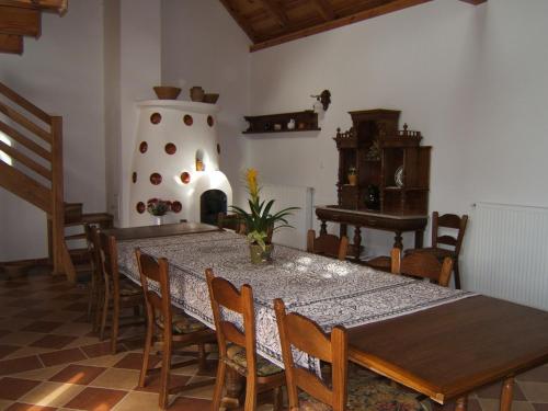 comedor con mesa y piano en Faluszéli Vendégház - Boncz Porta en Nagyrákos