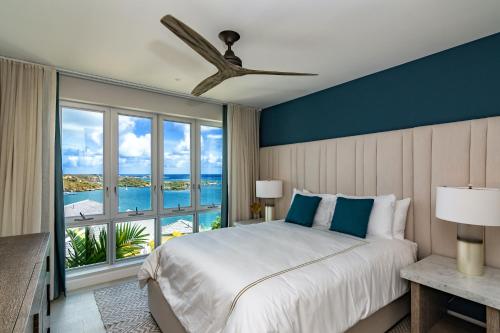 - une chambre avec un grand lit et une grande fenêtre dans l'établissement Rose Quartz Condo Suite Grenada, à Egmont