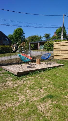 two picnic tables sitting on a wooden deck at Le 3 de Gussignies in Gussignies