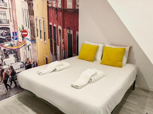 リスボンにあるLisbon Barão, Alameda Duplex Entire Apartmentのベッド(黄色い枕付)