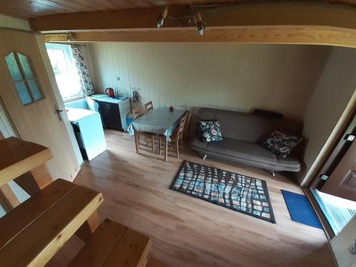 una vista aérea de una sala de estar en una casa pequeña en Siedlisko Bieszczadzkie 2, en Lutowiska