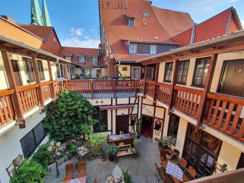 una vista aérea de un patio de un edificio en Hotel Zur Goldenen Sonne en Quedlinburg