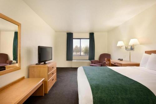 TV a/nebo společenská místnost v ubytování Travelodge by Wyndham Alpine