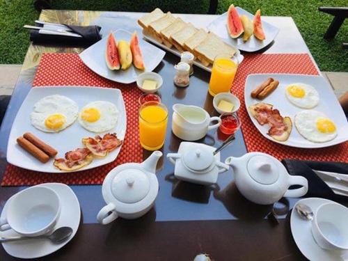 een tafel met borden ontbijt erop bij The Suite 262 in Negombo