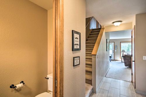 La salle de bains est pourvue de toilettes et d'un couloir avec des escaliers. dans l'établissement Home with Golf Course and Mtn Views - 4 Mi to RMNP!, à Estes Park
