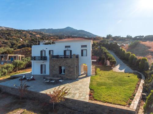 una imagen de una villa con jardín en Eleni's Guesthouse en Apróvaton