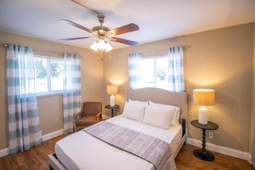 een slaapkamer met een bed en een plafondventilator bij The Victor Apartments By Lowkl in Fort Lauderdale