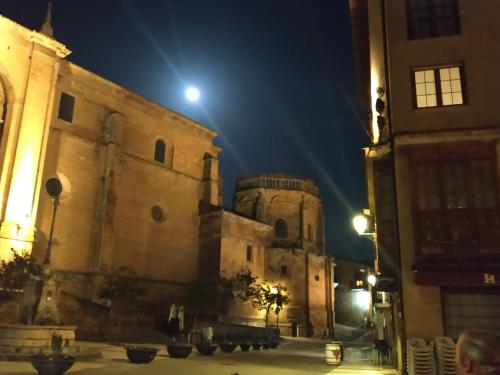an old building at night with a street light at Casa Rural Osante in Labastida