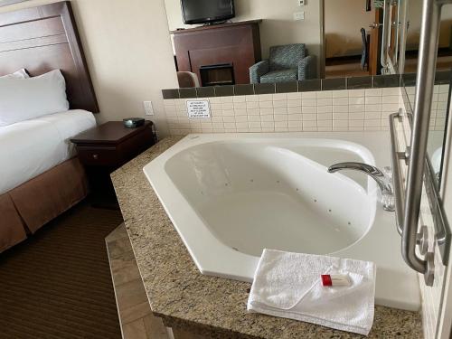 ein Badezimmer mit Badewanne in einem Hotelzimmer in der Unterkunft Ramada by Wyndham Creston in Creston