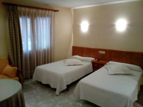Un pat sau paturi într-o cameră la Hostal Lopez