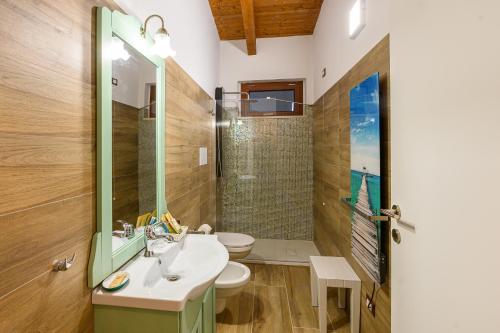 a bathroom with two toilets and a sink and a shower at Casa de Campo B&B in San Giovanni Teatino