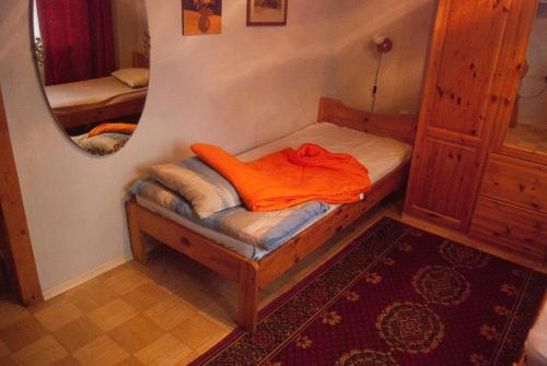 uma pequena cama num quarto com um espelho em Eha Suija Home Accommodation em Tartu