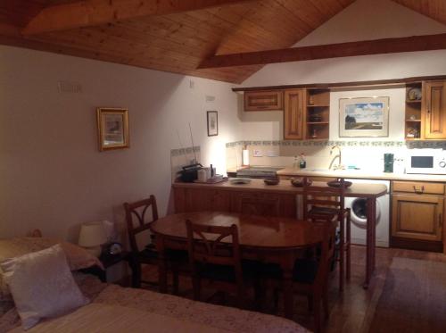 A kitchen or kitchenette at White House Farm 
