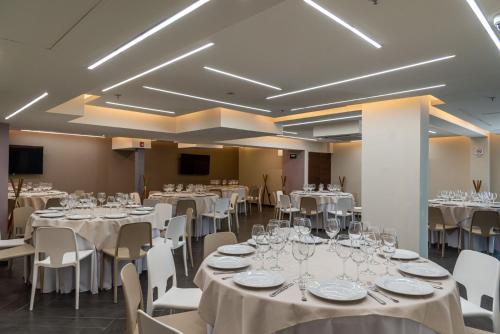 a banquet hall with white tables and white chairs at Hotel Clé Reforma Insurgentes in Mexico City