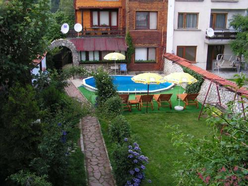 En udsigt til poolen hos Семеен хотел Калина Family hotel Kalina Говедарци eller i nærheden