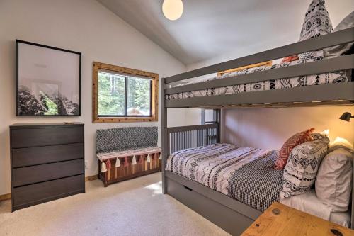 Un dormitorio con dos literas y un escritorio. en Tahoe Donner Retreat with Decks and Lake Access!, en Truckee