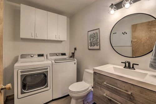Un baño con lavabo y lavadora. en Tahoe Donner Retreat with Decks and Lake Access!, en Truckee