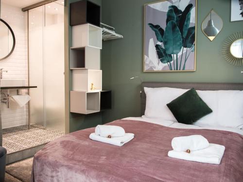 維也納的住宿－Nikolai Homes，一间卧室配有一张床,上面有两条毛巾