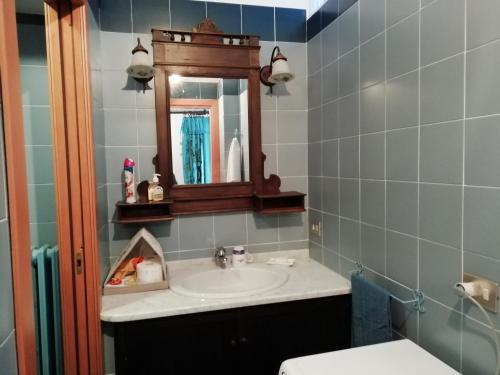 bagno con lavandino e specchio di Il Nido - Delizioso alloggio presso il centro con vista spettacolare e giardino a Sauze d'Oulx