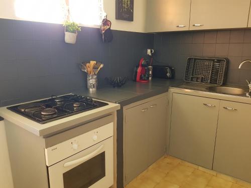 Una cocina o zona de cocina en ROY'AL BEACH HOLIDAYS